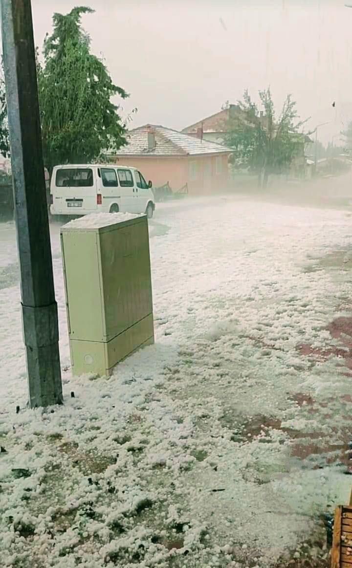 Baklan’da dolu yağışı etkili oldu
