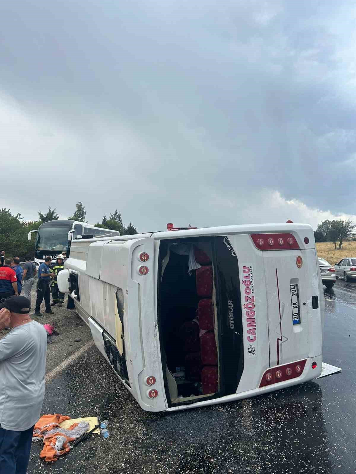 Düğüne giden midibüs kayganlaşan yolda devrildi: 1’i ağır, 20 yaralı
