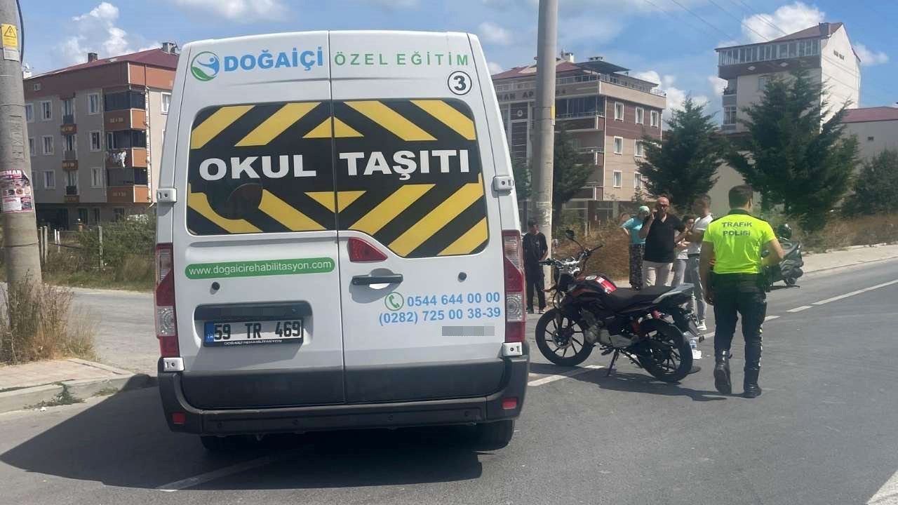 Motosiklet ile minibüs çarpıştı: 1 yaralı
