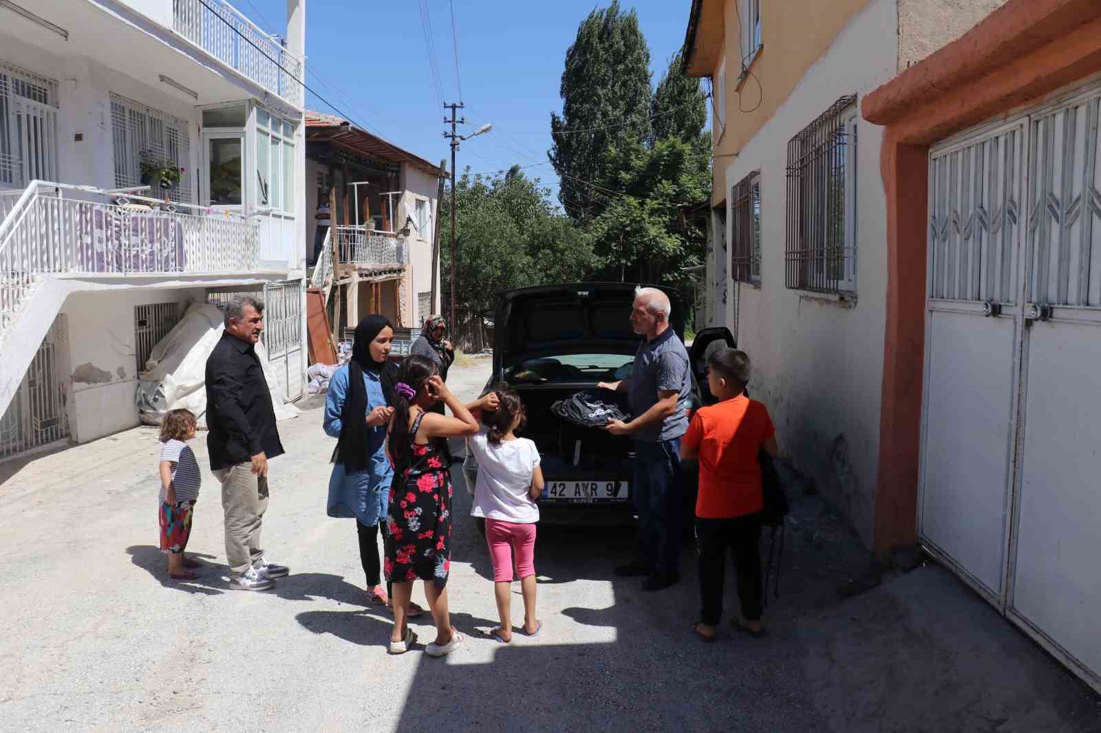 Depremzede öğrencilere okul çantası hediyesi
