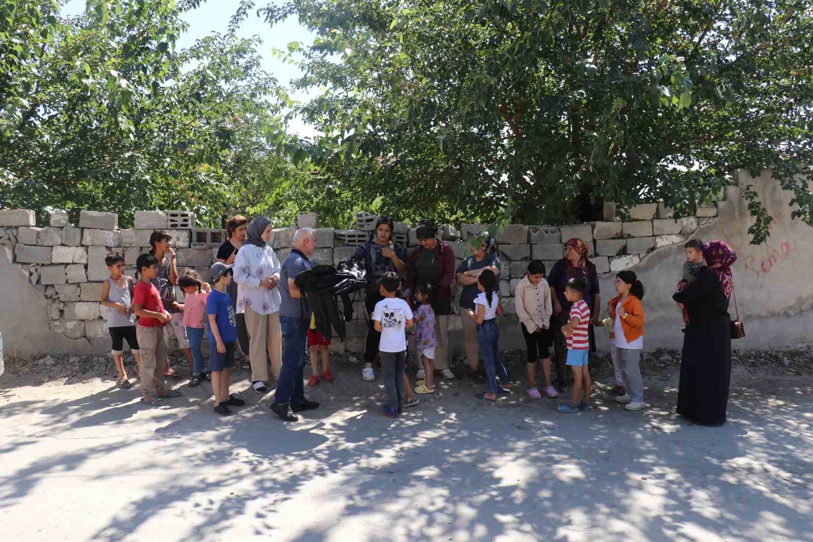 Depremzede öğrencilere okul çantası hediyesi
