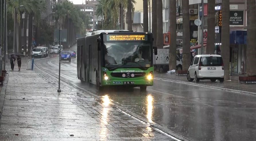 Denizli aylar sonra düşen yağmurla serinledi
