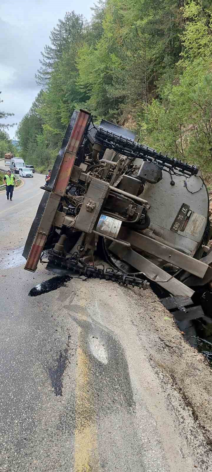 Karabük’te asfalt yüklü kamyon devrildi: 3 yaralı
