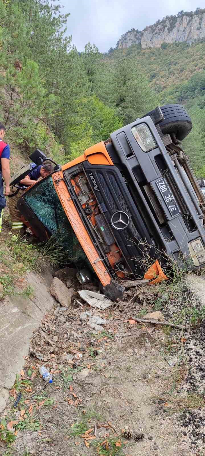 Karabük’te asfalt yüklü kamyon devrildi: 3 yaralı
