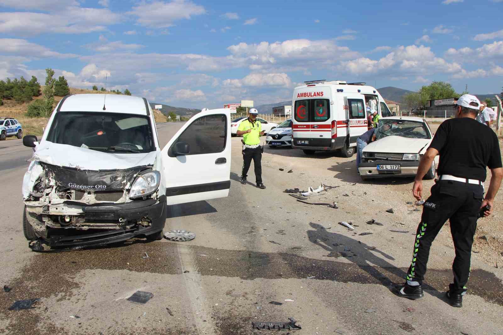 Amasya’da 2 aracın çarpıştığı kaza kamerada
