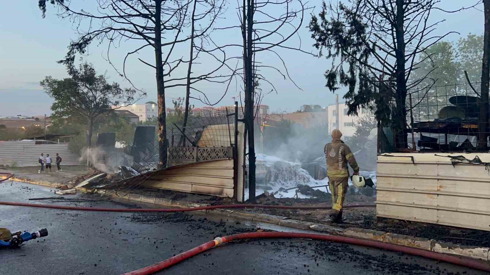 Tuzla’da iş yeri alev alev yandı
