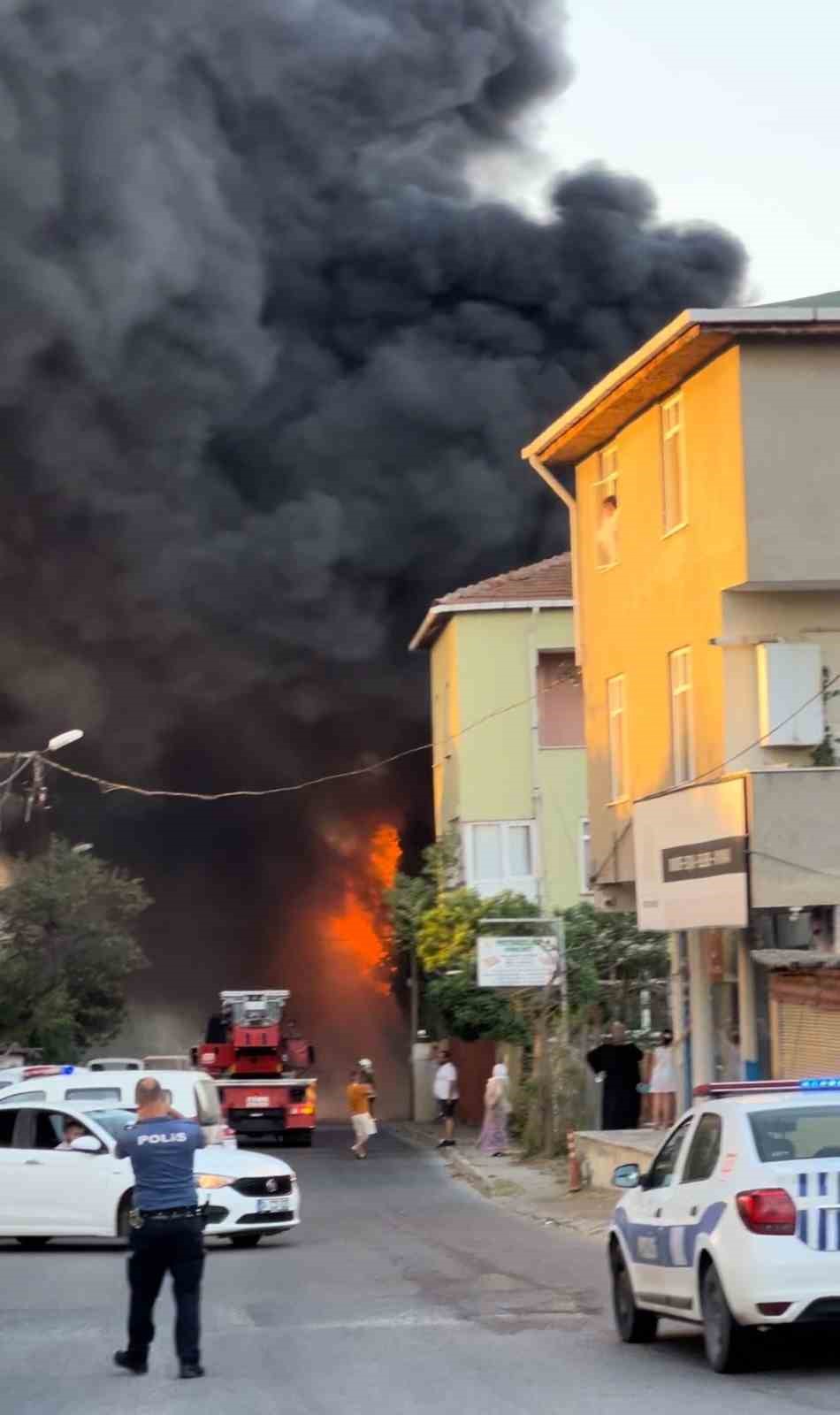 Tuzla’da iş yeri alev alev yandı
