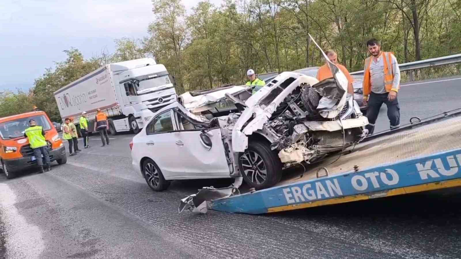 Bursa’da otomobil kamyona arkadan çarptı: 1’i ağır, 2 yaralı
