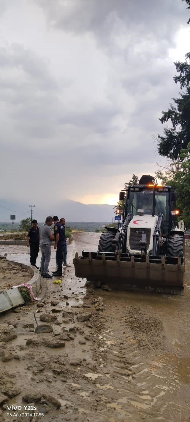 Karacasu’yu sel vurdu, ekipler teyakkuza geçti
