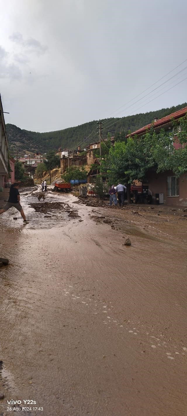 Karacasu’yu sel vurdu, ekipler teyakkuza geçti
