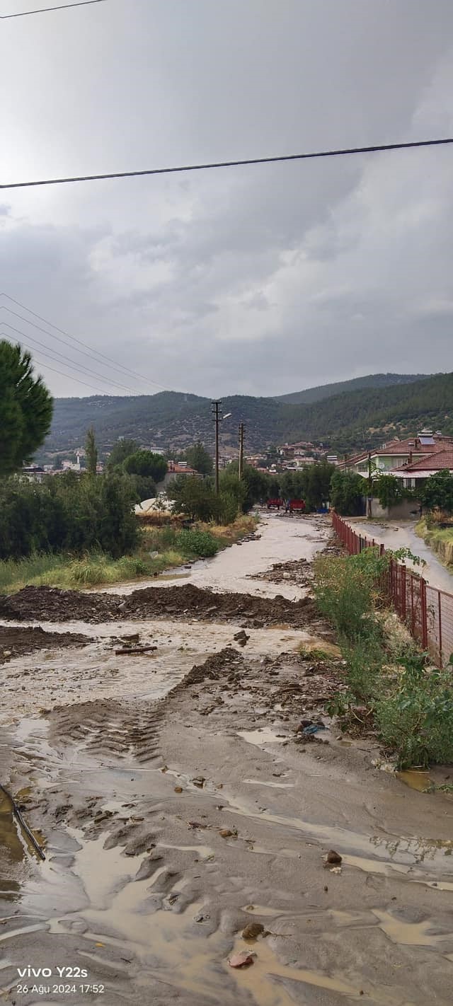 Karacasu’yu sel vurdu, ekipler teyakkuza geçti
