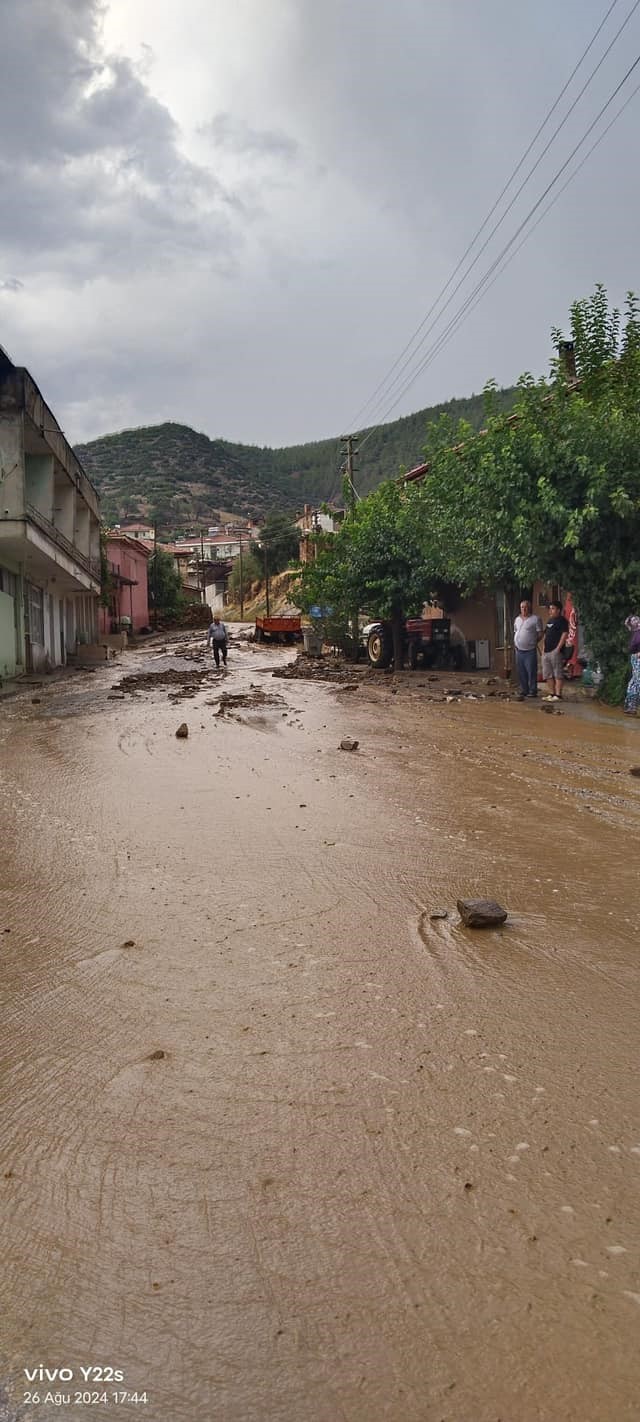 Karacasu’yu sel vurdu, ekipler teyakkuza geçti
