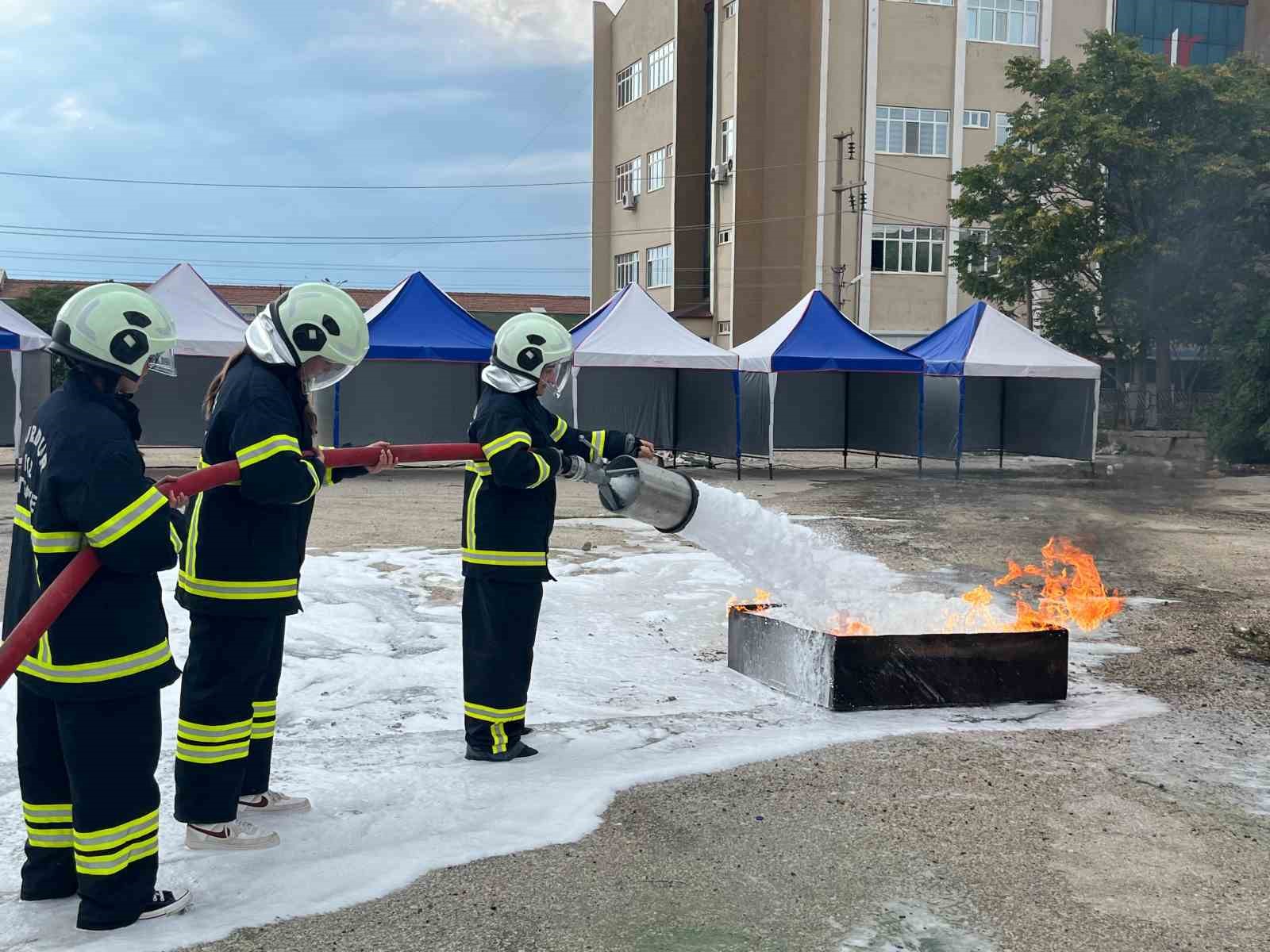 Erasmus programı çerçevesinde Burdur’a gelen 35 gönüllü itfaiyeciye Burdur İtfaiyesi eğitim verdi
