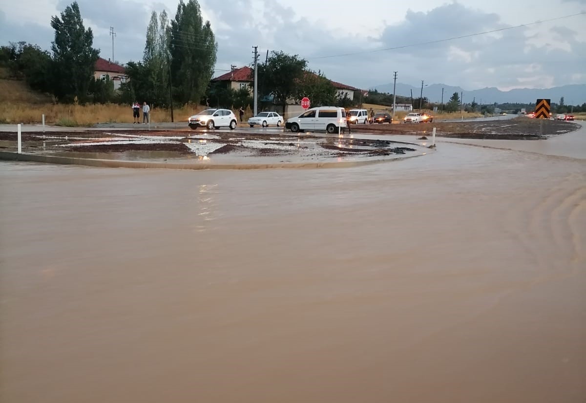 Konya’da sağanak ulaşıma engel oldu
