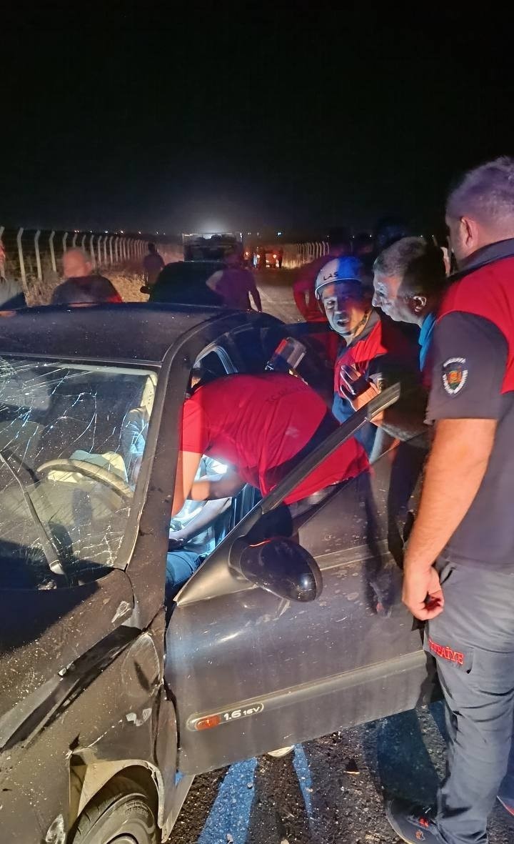 Şanlıurfa’da otomobiller kafa kafaya çarpıştı: 3 yaralı
