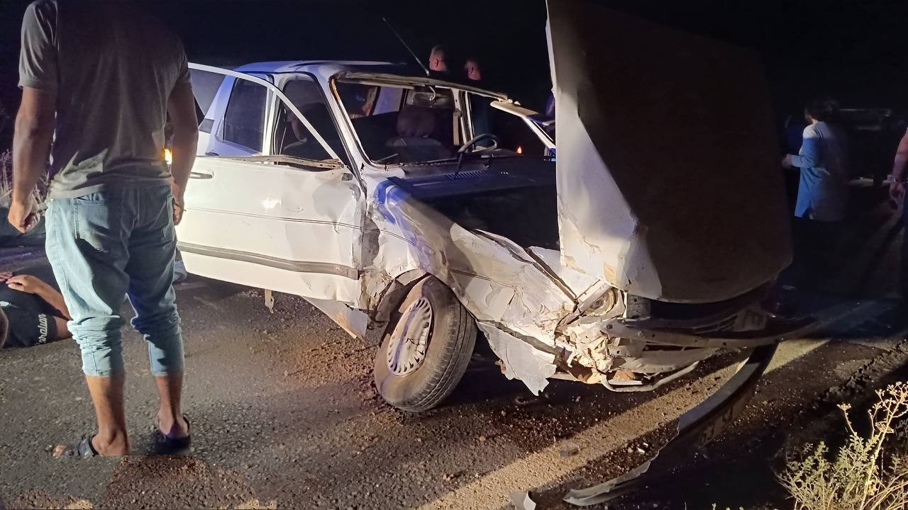 Şanlıurfa’da otomobiller kafa kafaya çarpıştı: 3 yaralı
