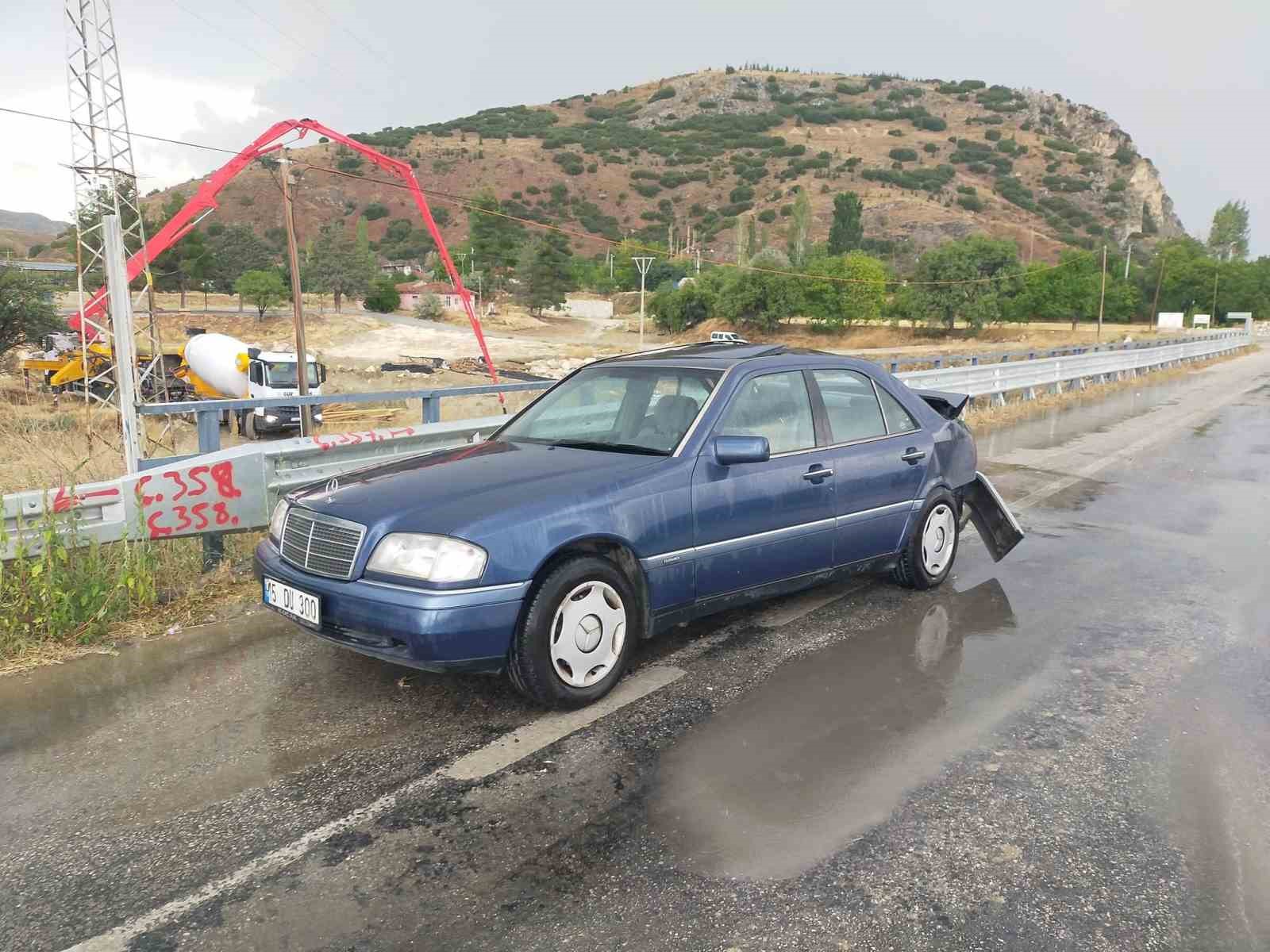 Burdur-Fethiye kara yolunda iki otomobil çarpıştı: 6 yaralı
