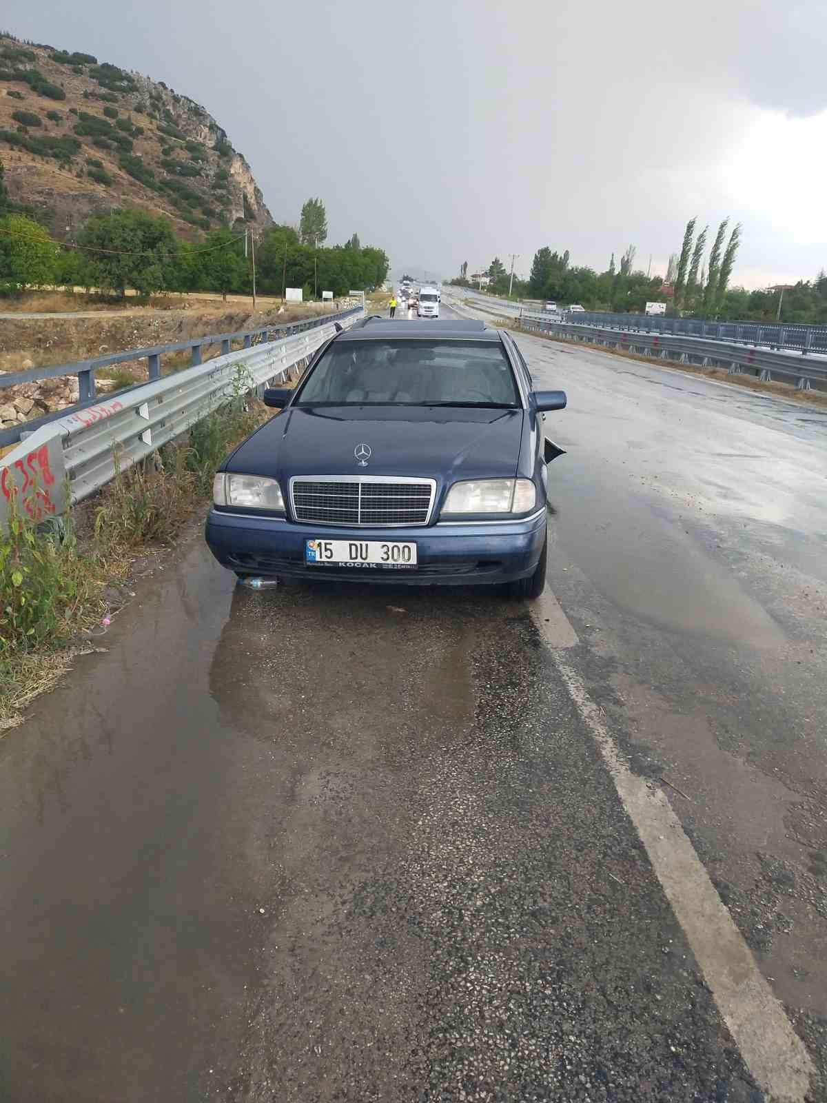 Burdur-Fethiye kara yolunda iki otomobil çarpıştı: 6 yaralı
