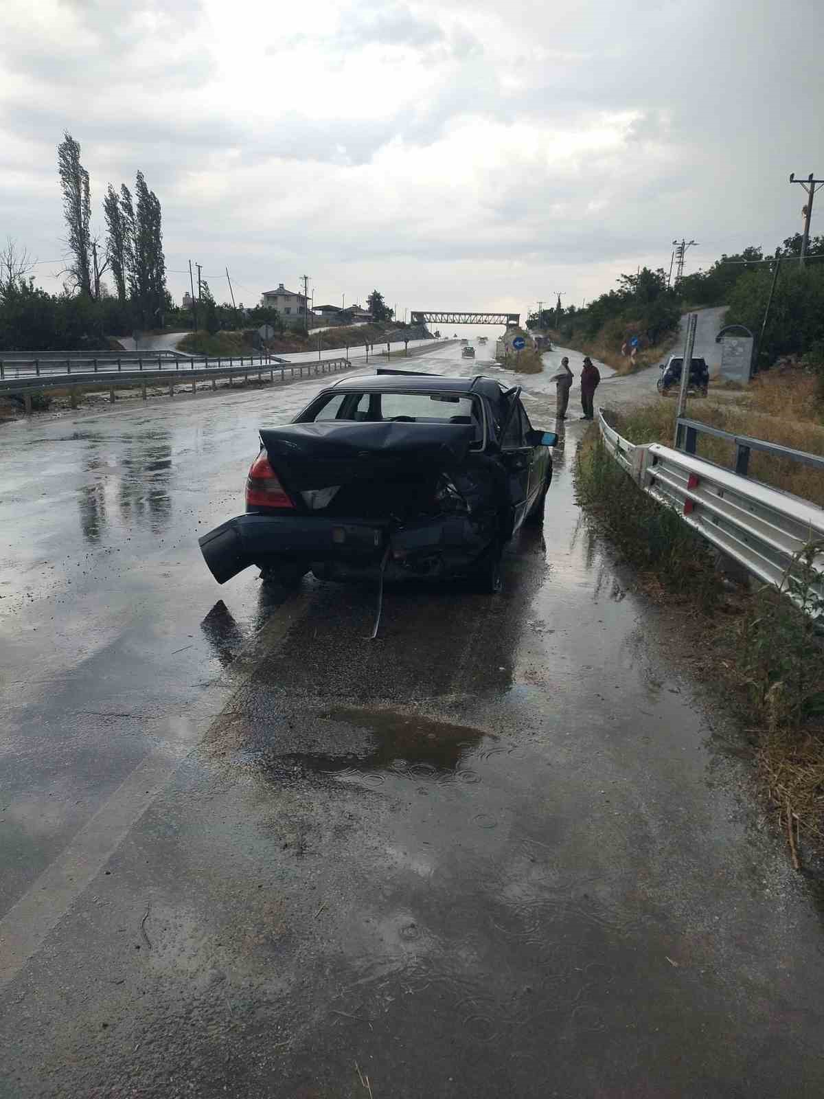 Burdur-Fethiye kara yolunda iki otomobil çarpıştı: 6 yaralı
