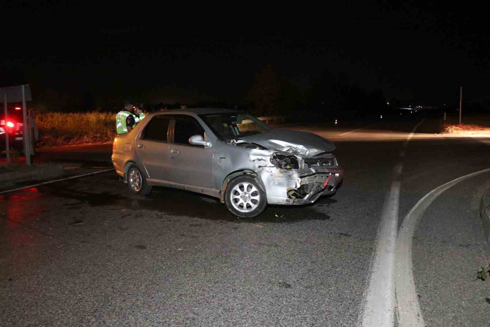 Çarpışan otomobillerden biri takla atarak kanala devrildi: 2 yaralı
