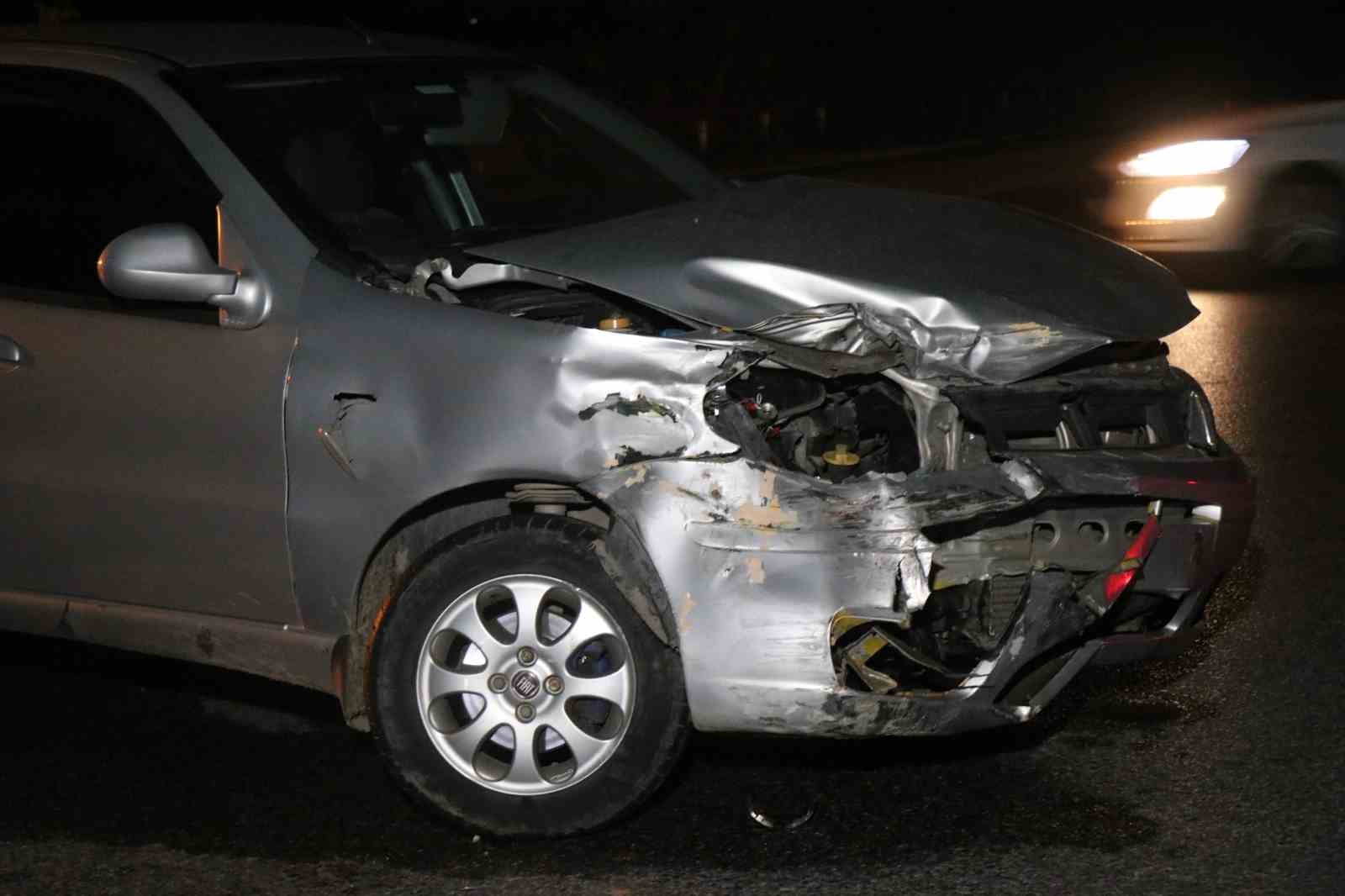 Çarpışan otomobillerden biri takla atarak kanala devrildi: 2 yaralı
