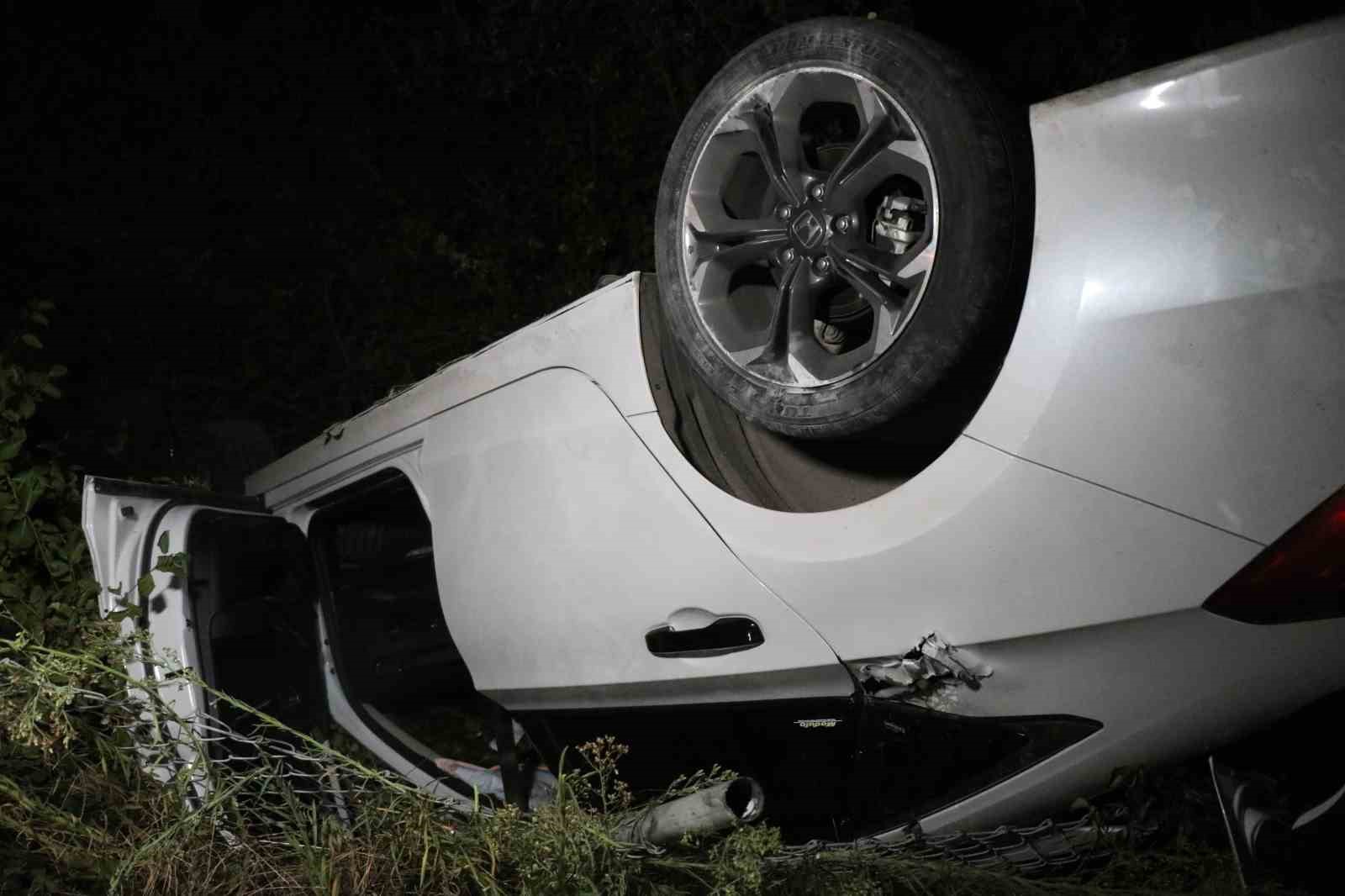 Çarpışan otomobillerden biri takla atarak kanala devrildi: 2 yaralı
