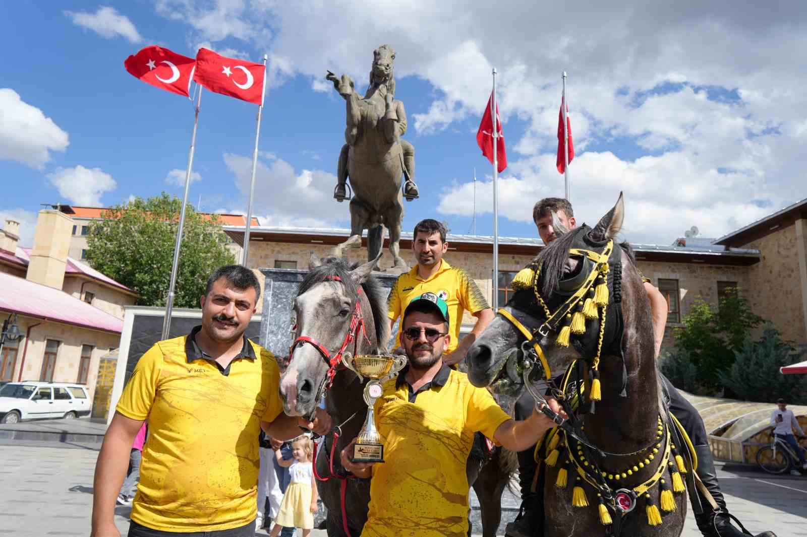 Bayburt’ta davul zurnalı barlı halaylı cirit şampiyonluk kutlaması renkli görüntülere sahne oldu
