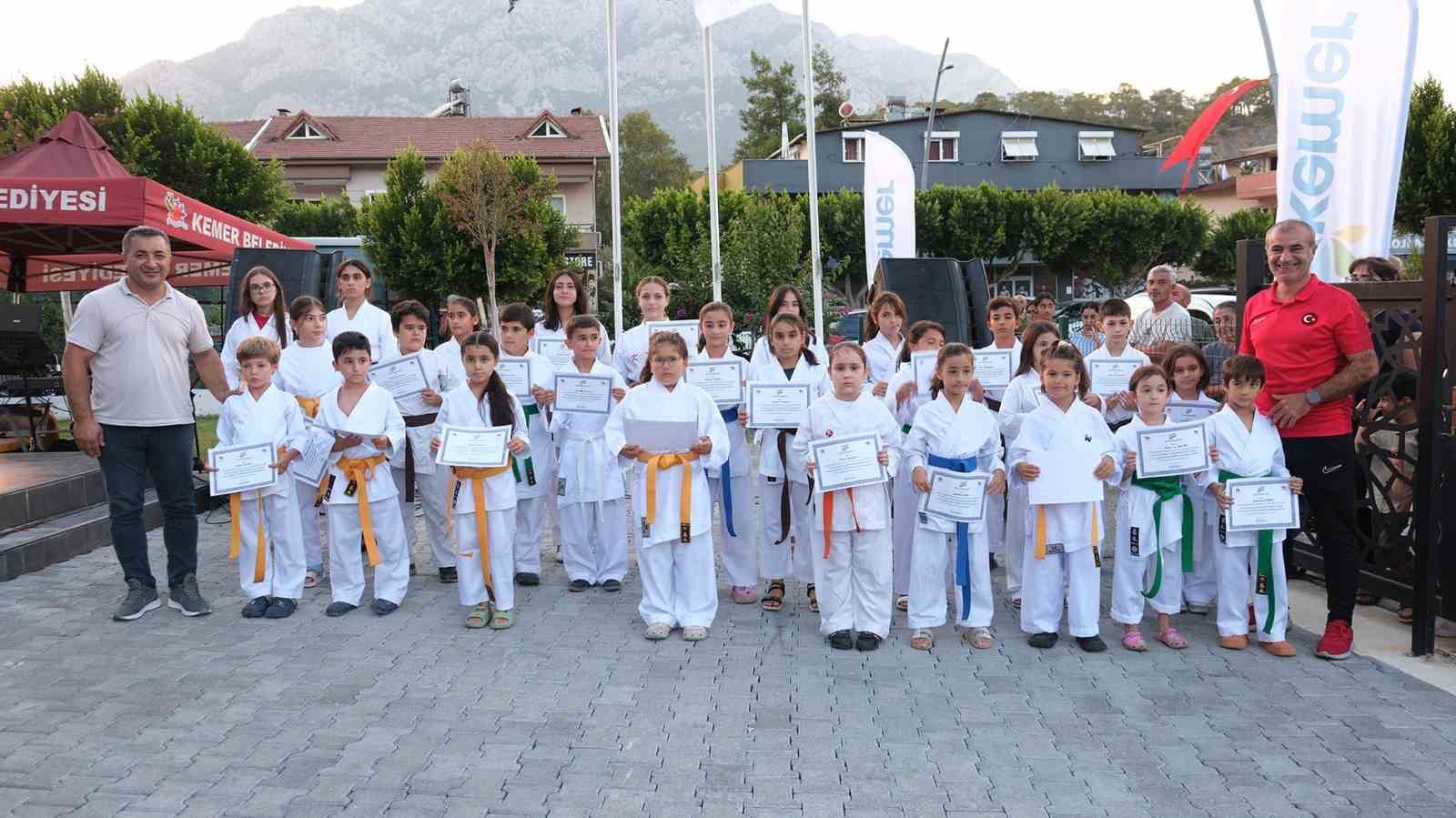 Kemer’de kursiyerler sertifikalarını aldı
