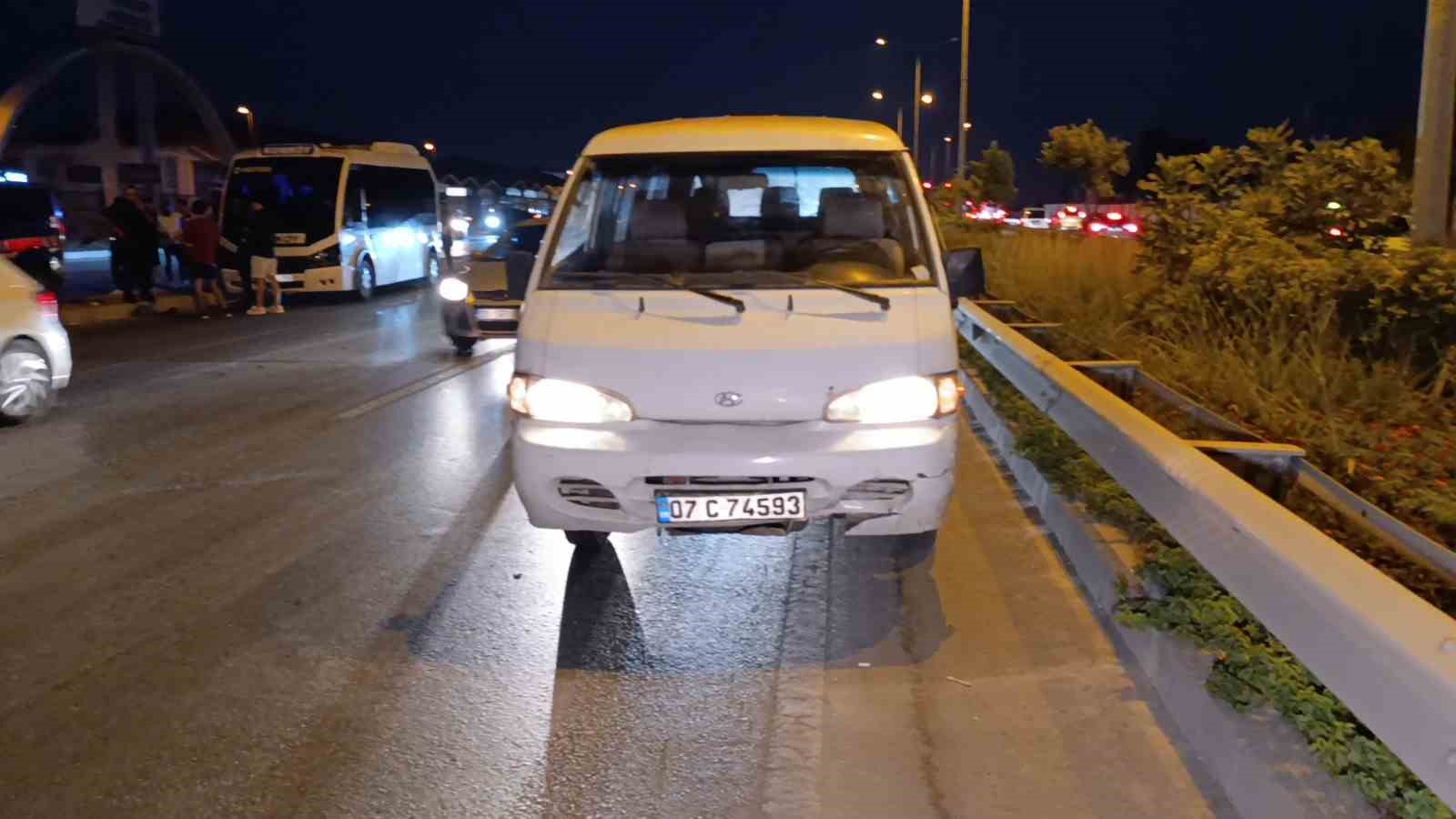 Motosiklet minibüsle çarpıştı: 2 yaralı
