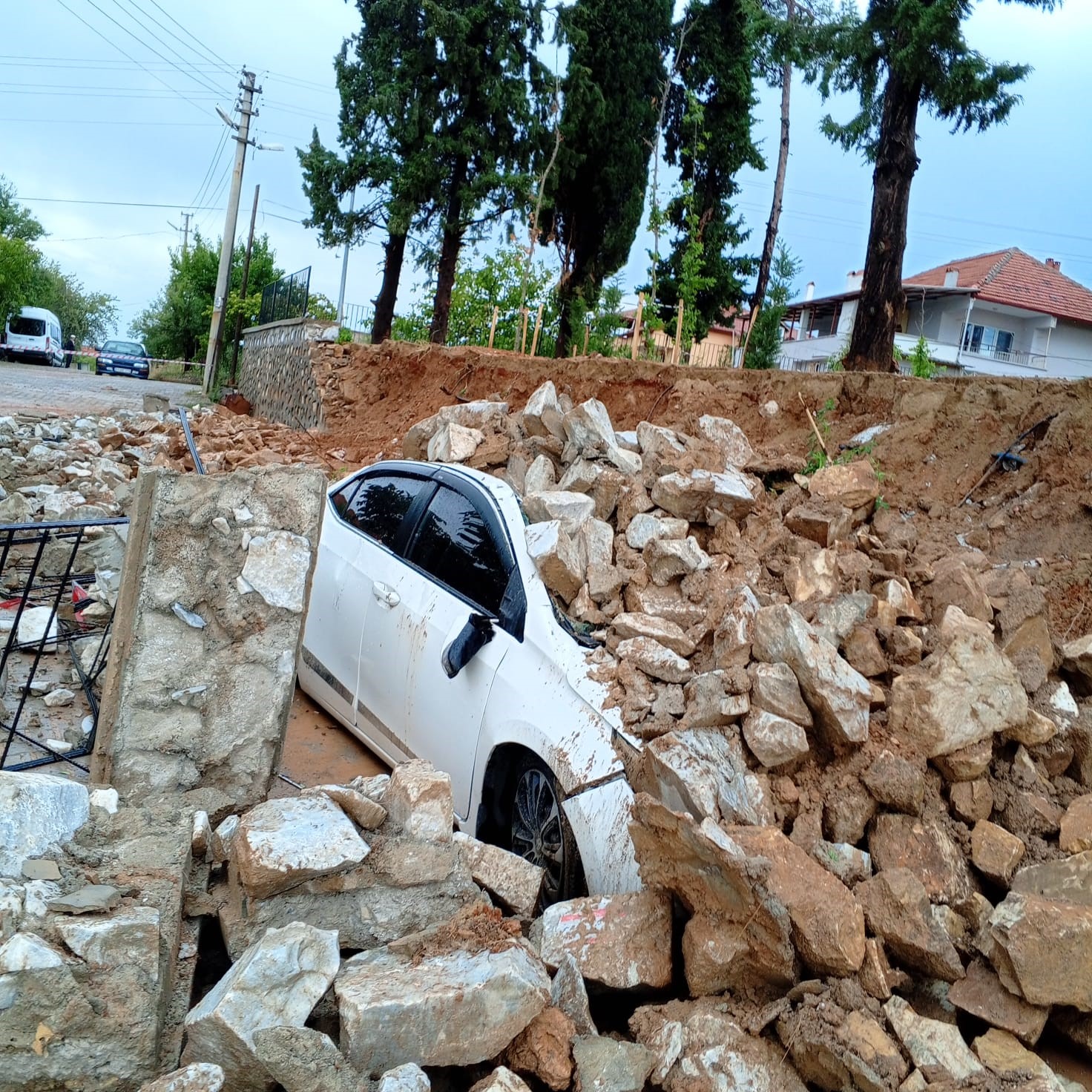 İnşaat halindeki okulun istinat duvarı aracın üzerine çöktü
