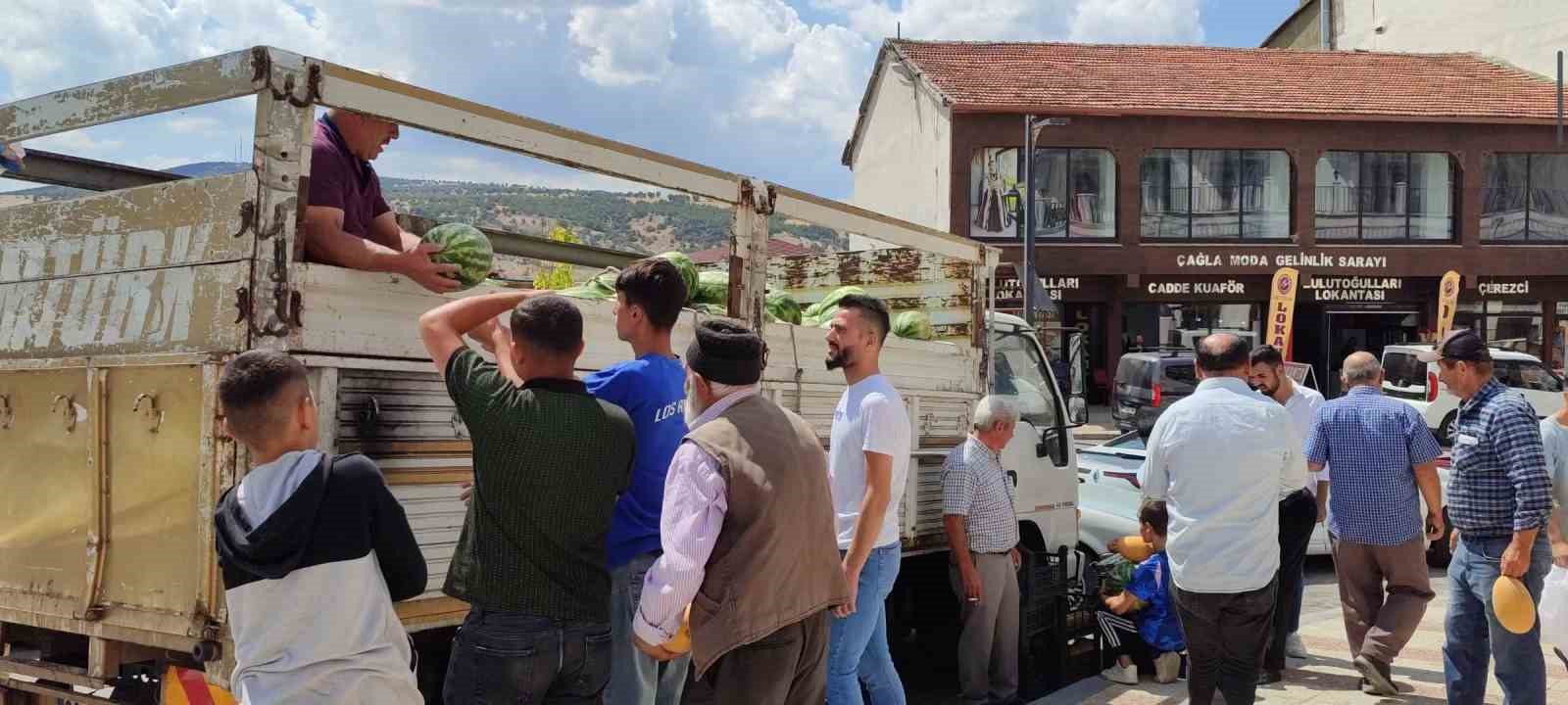 Yozgat’ta 17 ton karpuzu hayır için dağıttı
