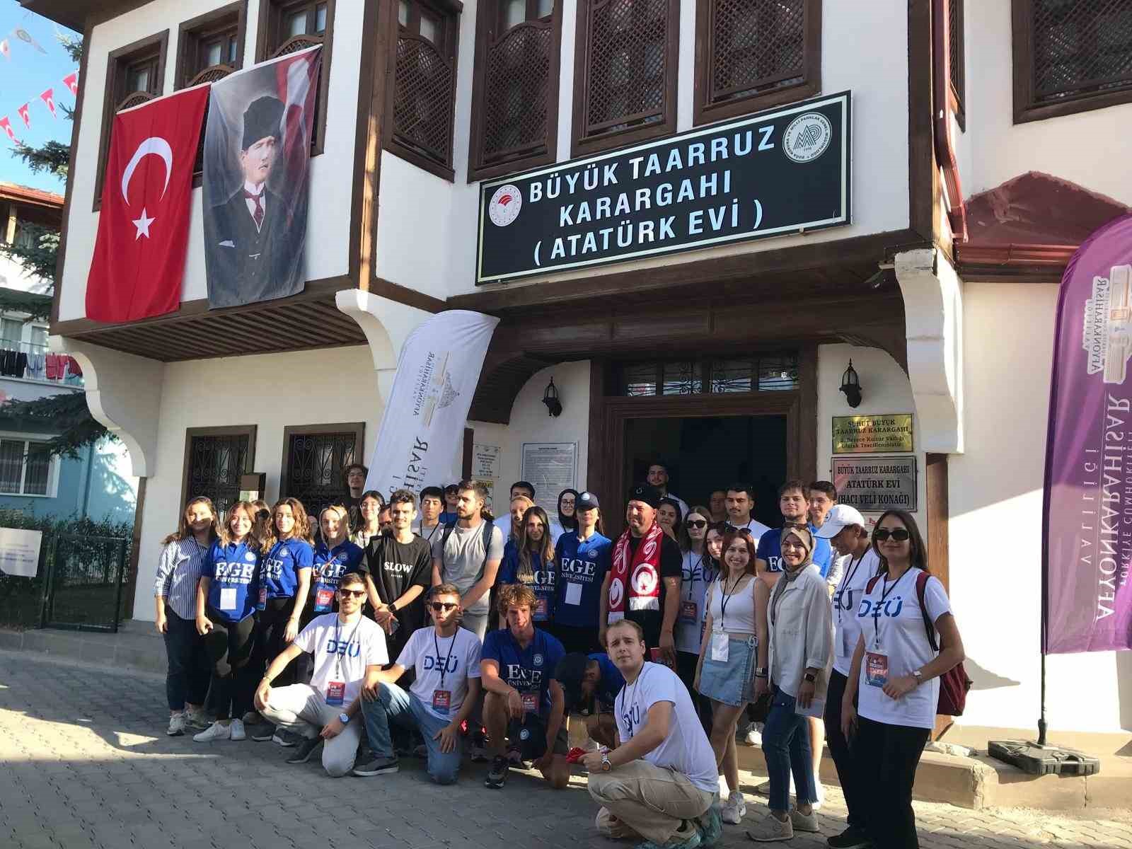 Egeli gençler Büyük Taarruz’un 102’nci yılını zaferin yaşandığı topraklarda kutladı
