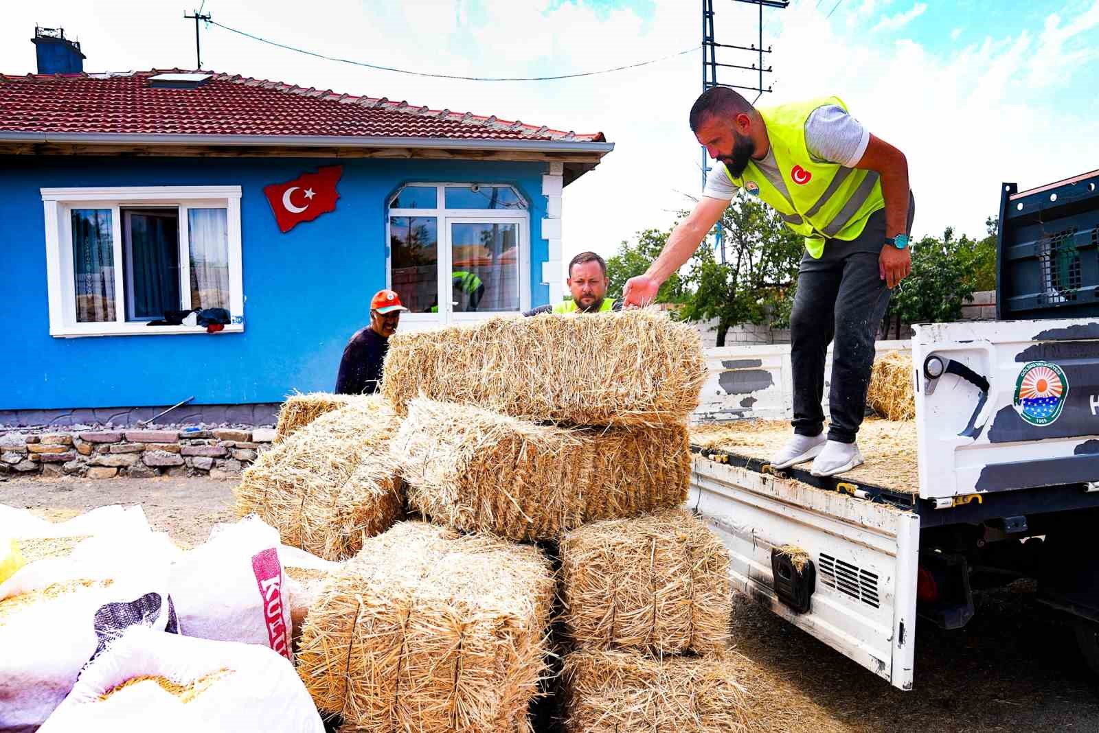 Gölbaşı Belediyesi’nden çiftçiye bin adet saman balyası
