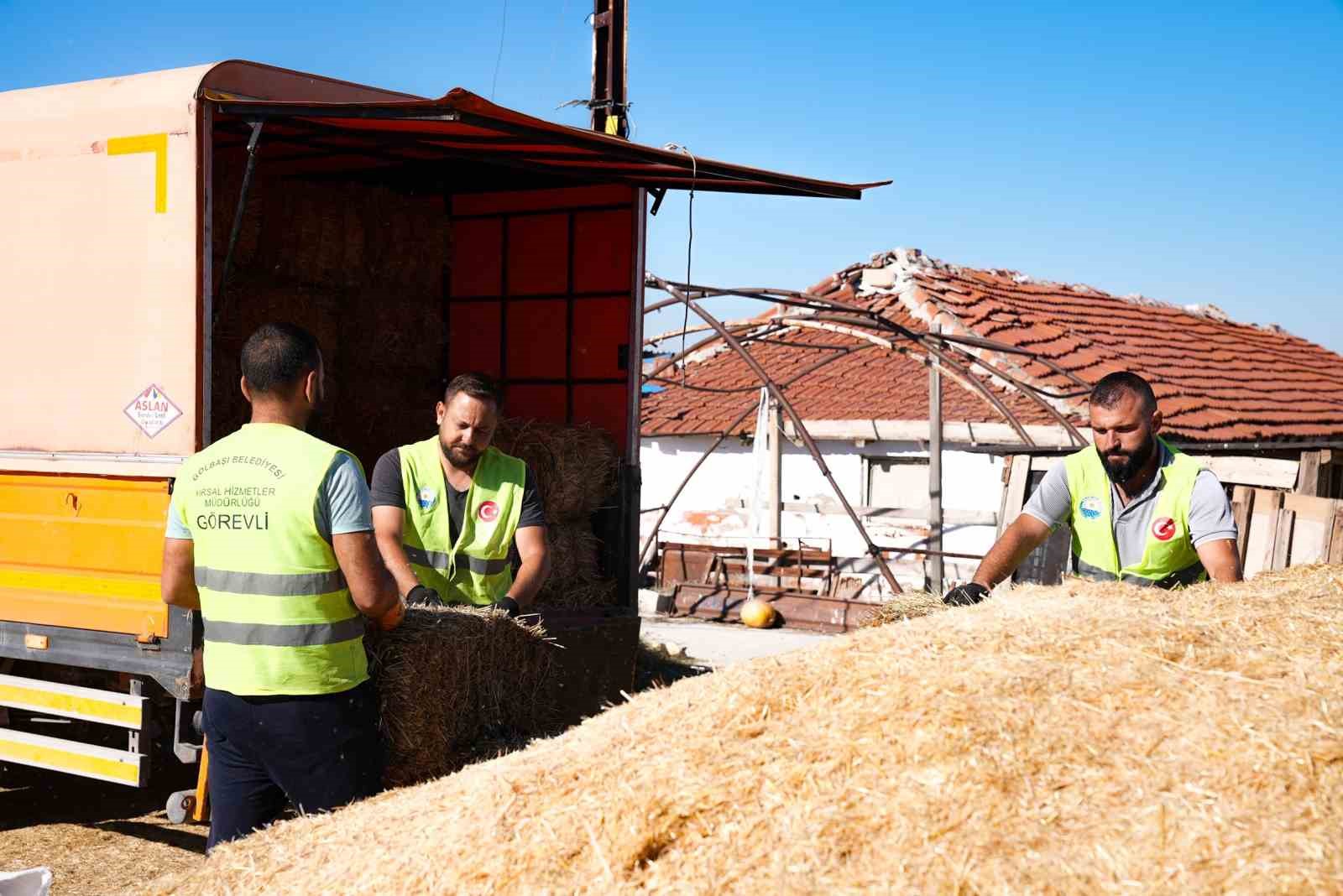 Gölbaşı Belediyesi’nden çiftçiye bin adet saman balyası
