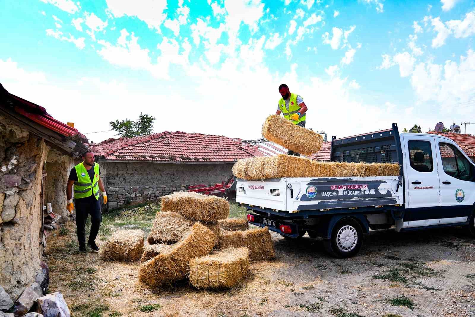 Gölbaşı Belediyesi’nden çiftçiye bin adet saman balyası
