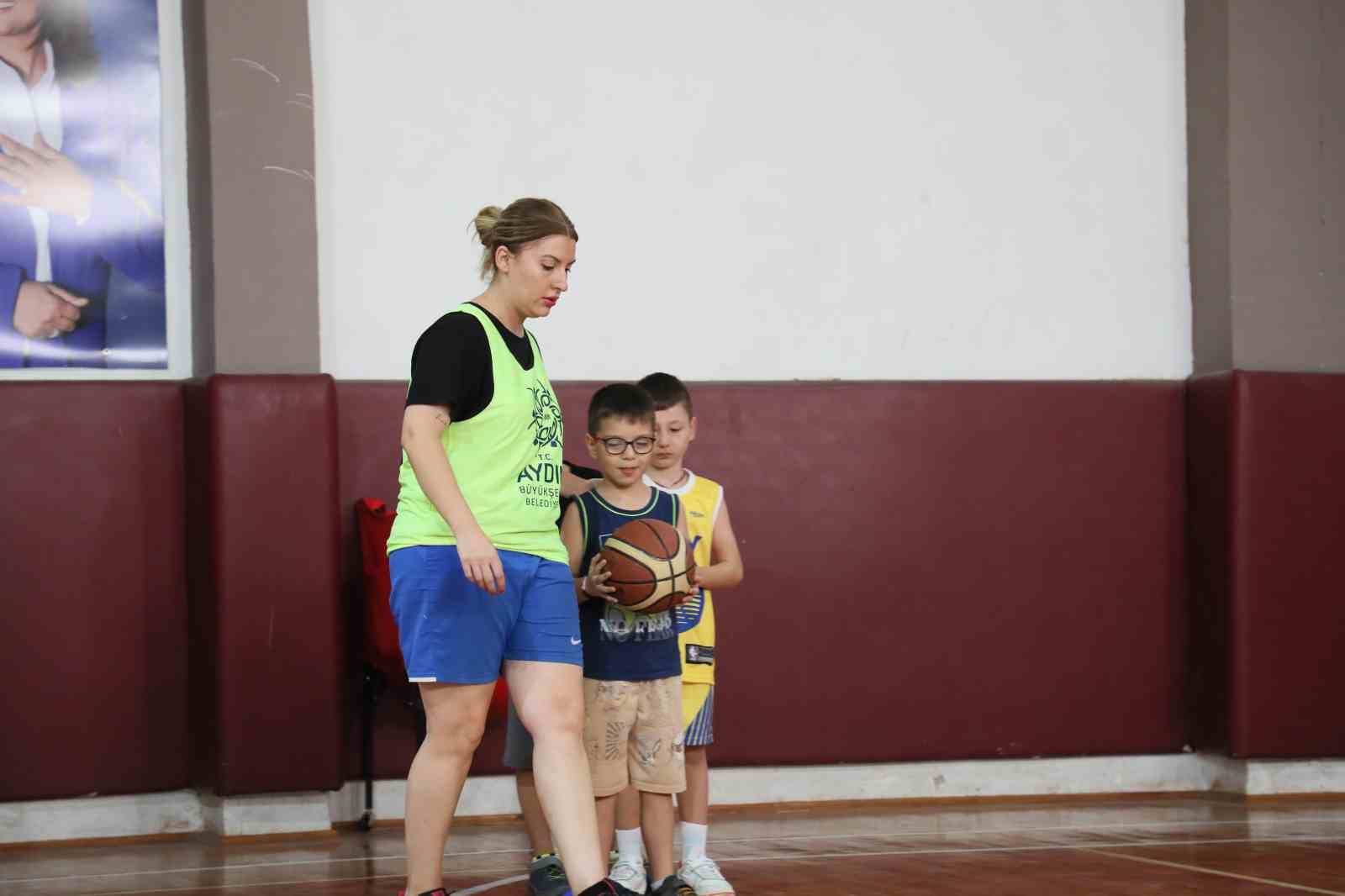 Minik basketbolcular Büyükşehir’in kurslarında yetişiyor
