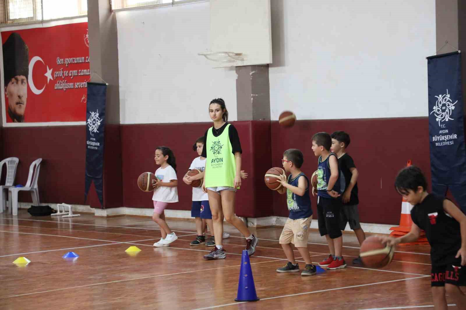 Minik basketbolcular Büyükşehir’in kurslarında yetişiyor
