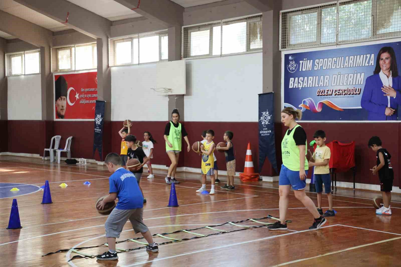 Minik basketbolcular Büyükşehir’in kurslarında yetişiyor
