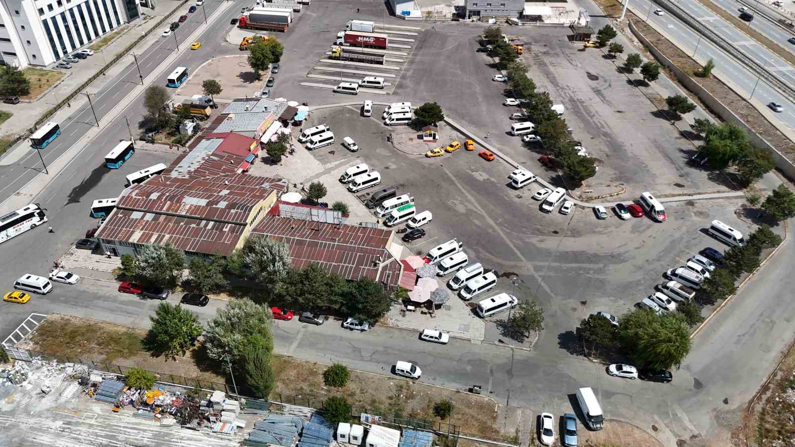 Sivas ilçe ve köy terminali tehlike saçıyor
