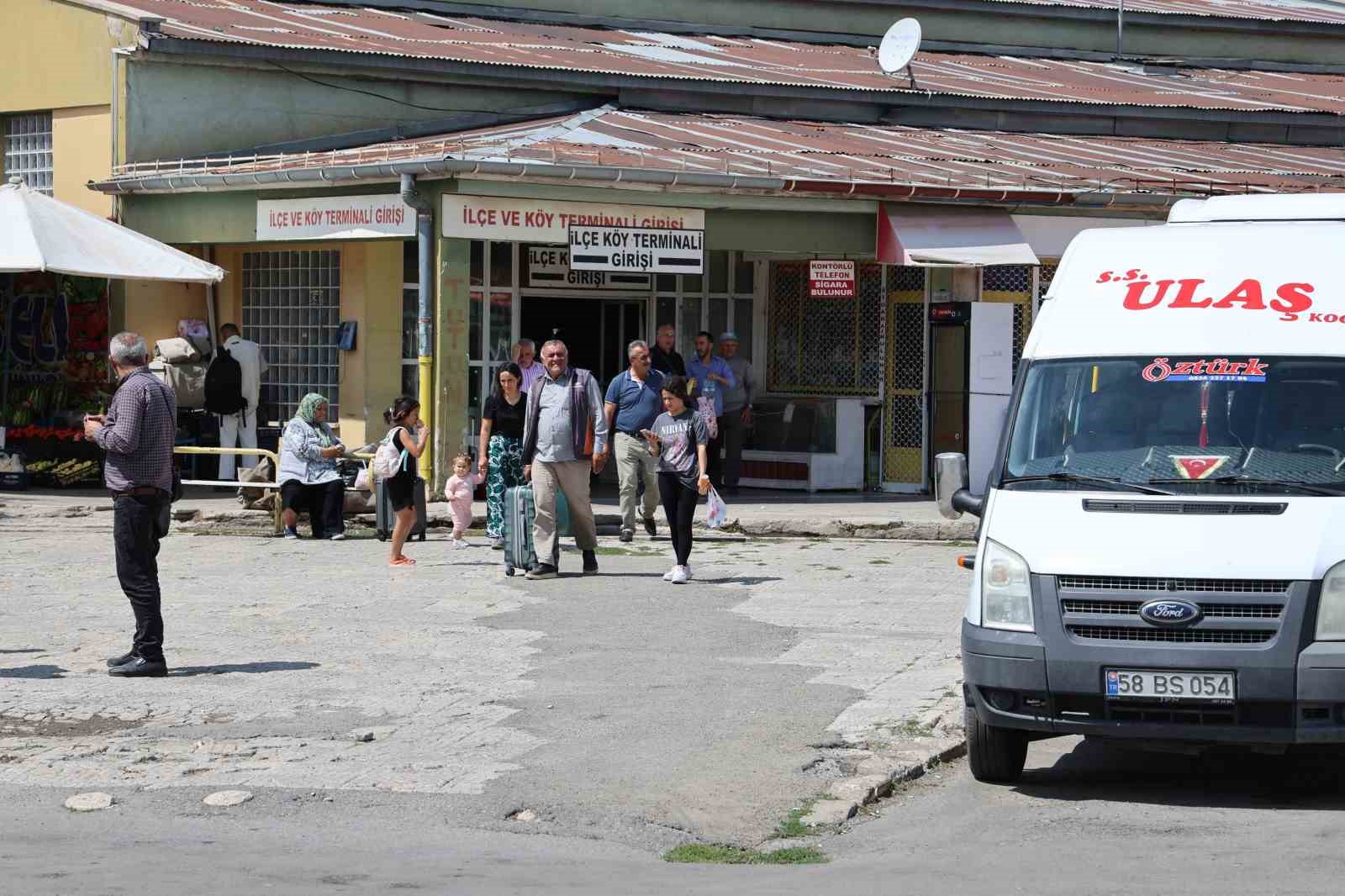 Sivas ilçe ve köy terminali tehlike saçıyor
