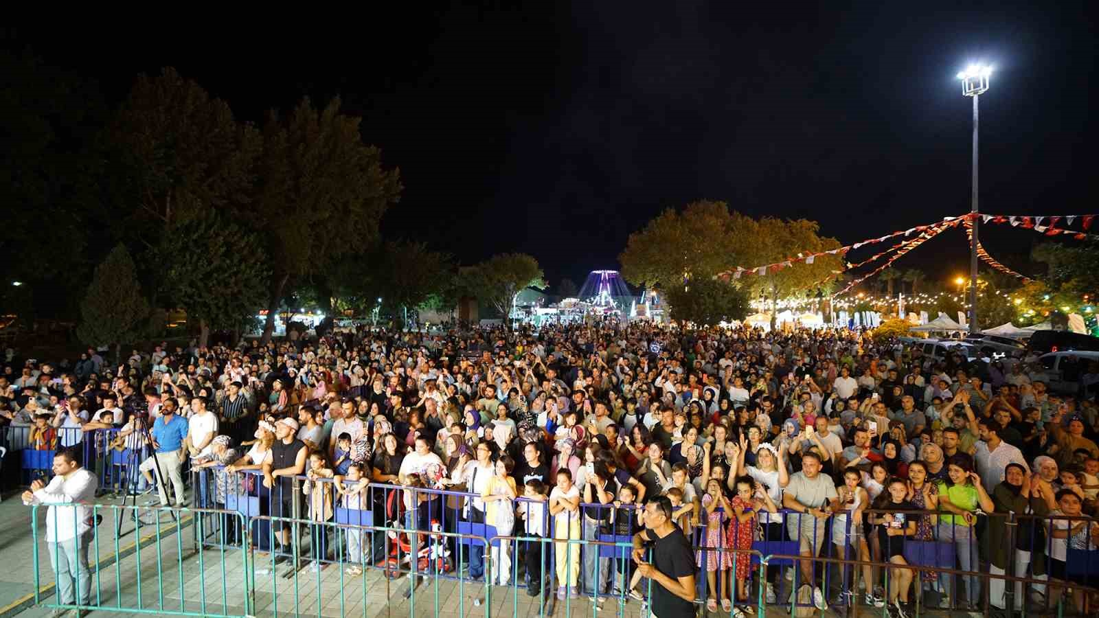 Kahramanmaraşlılar, Geleneksel Ağustos Fuarı’nda konserlerle eğleniyor
