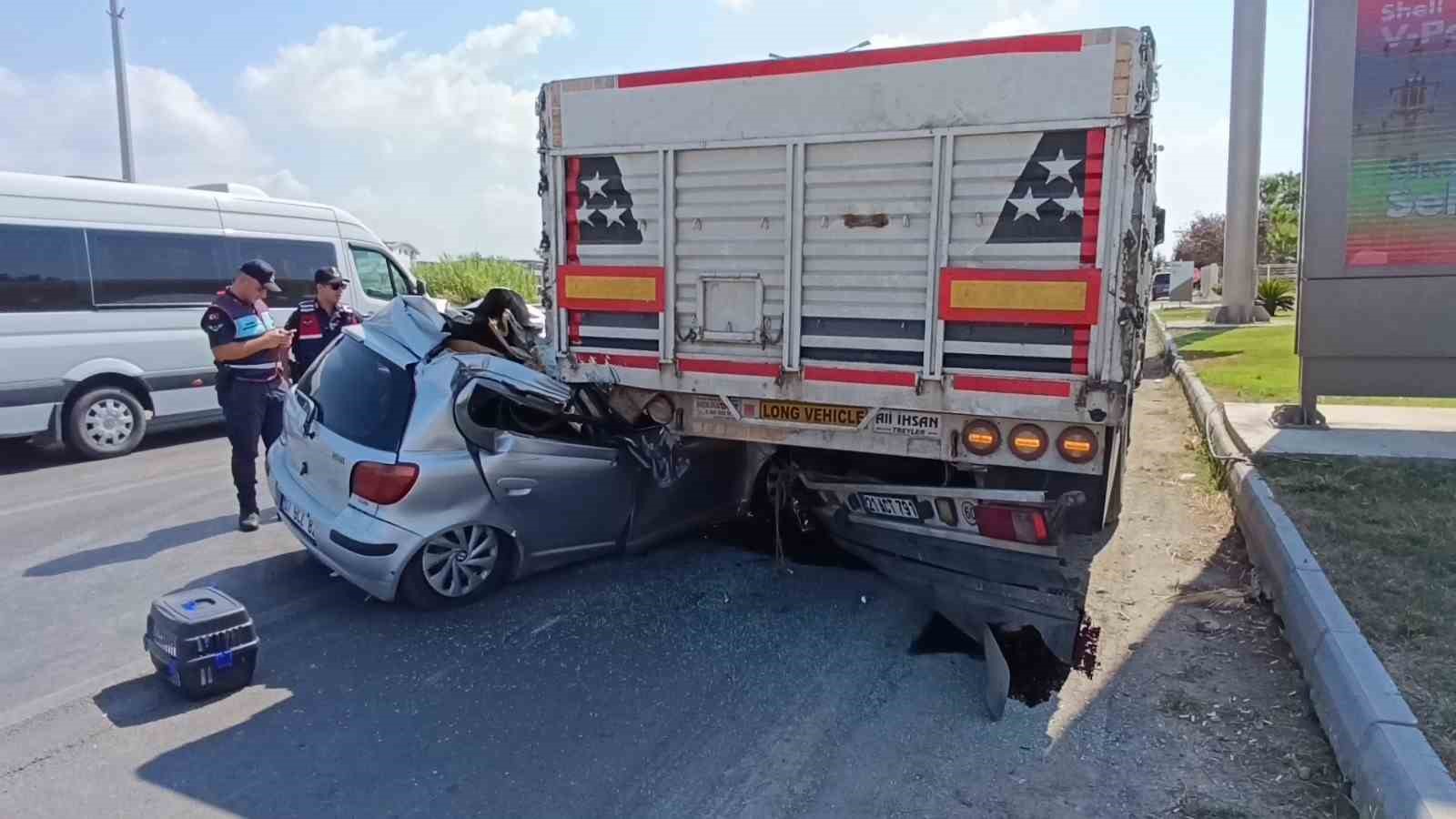 Otomobil park halindeki tıra çarptı, 21 yaşındaki genç kız yaşamını yitirdi
