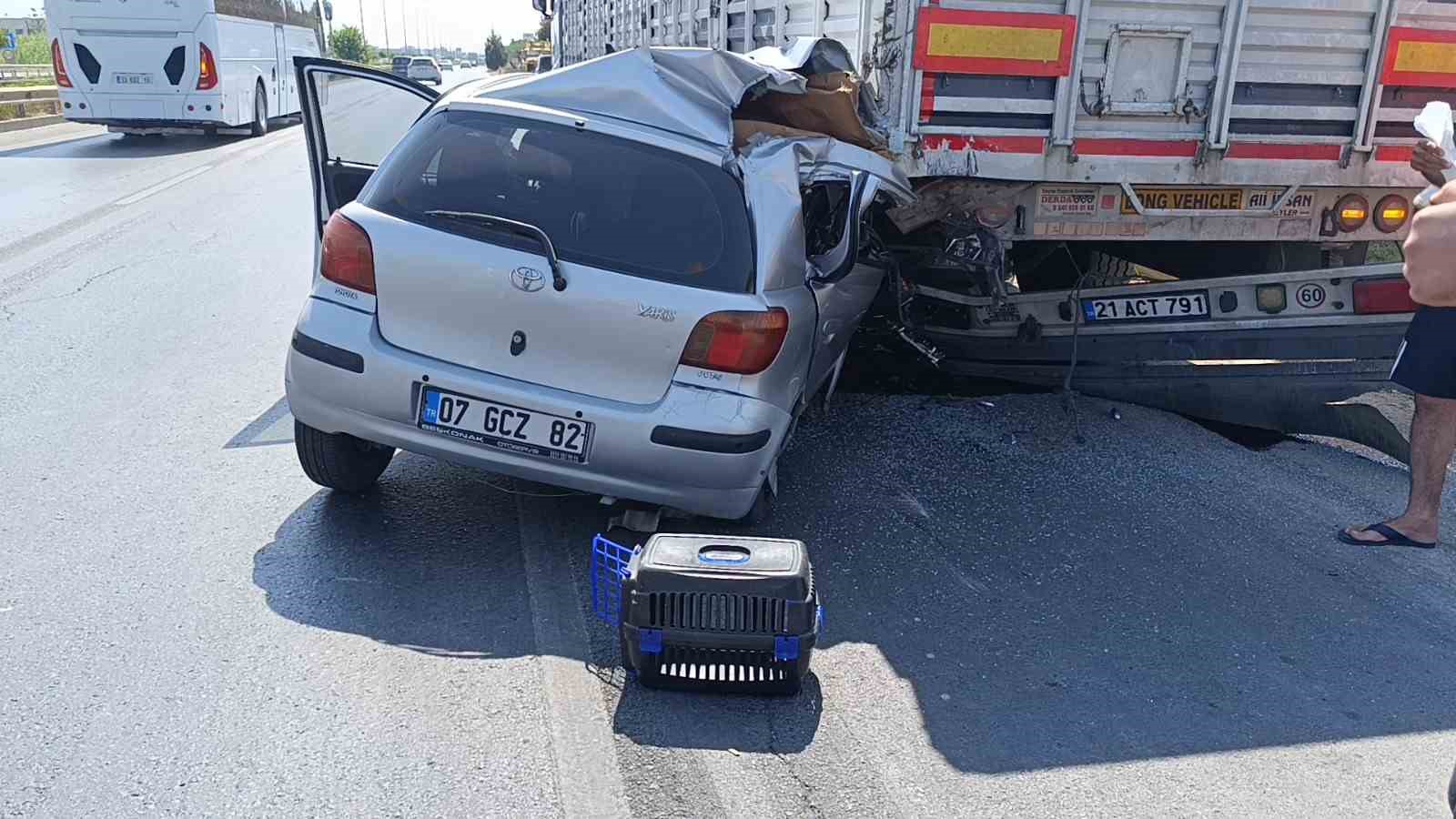 Otomobil park halindeki tıra çarptı, 21 yaşındaki genç kız yaşamını yitirdi
