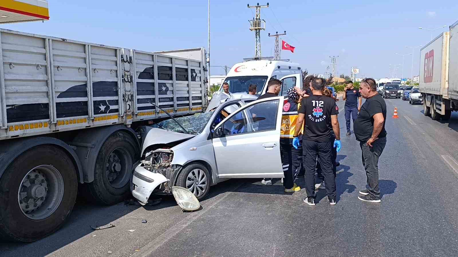 Otomobil park halindeki tıra çarptı, 21 yaşındaki genç kız yaşamını yitirdi
