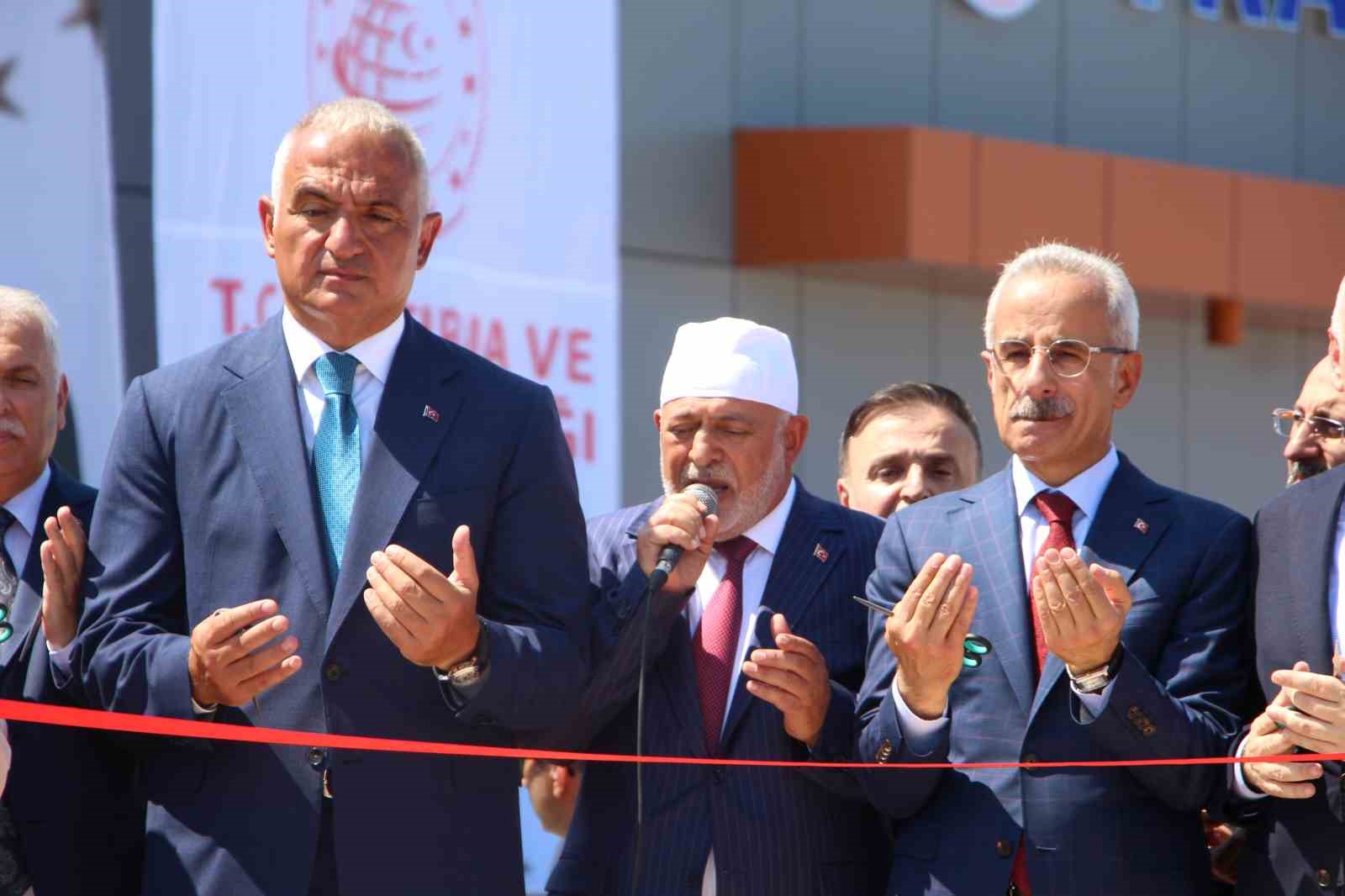 Trabzon Havalimanı’nın yeni dış hatlar gelen yolcu terminali ve CIP binası törenle hizmete girdi
