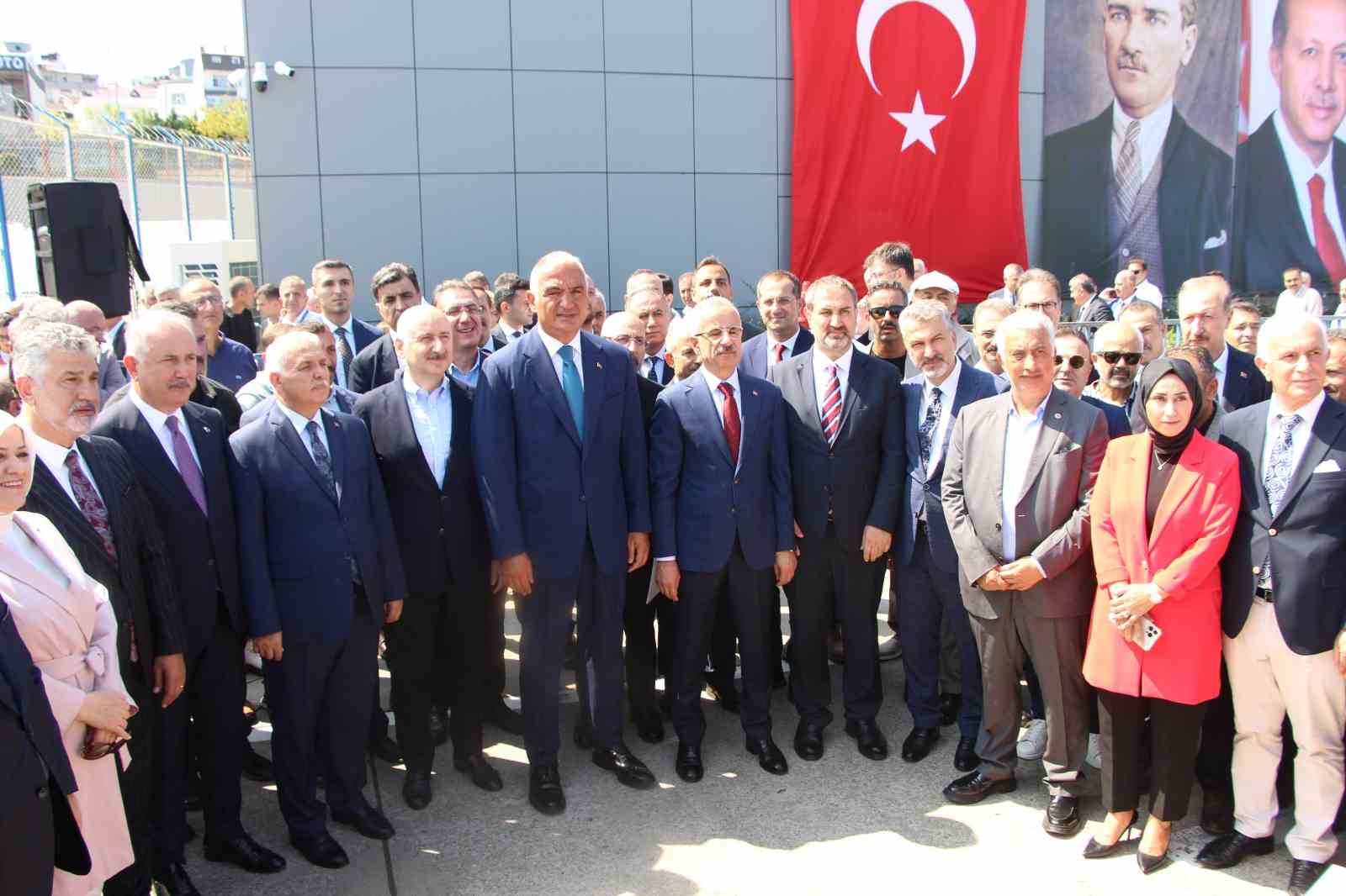 Trabzon Havalimanı’nın yeni dış hatlar gelen yolcu terminali ve CIP binası törenle hizmete girdi
