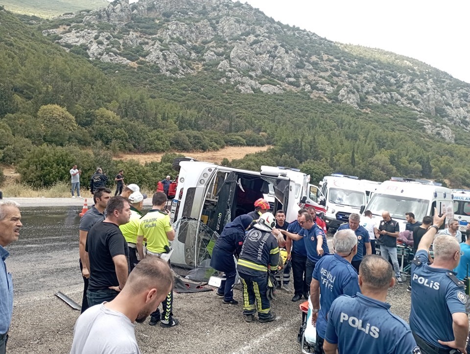 Yeğeninin düğününe giderken kazada ölen kadın toprağa verildi
