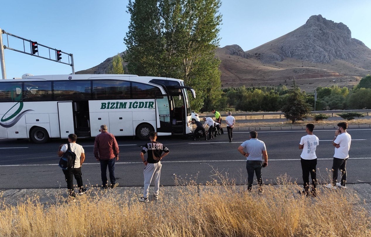 Yolcu otobüsüyle çarpışan motosikletteki şahıs hastanede vefat etti
