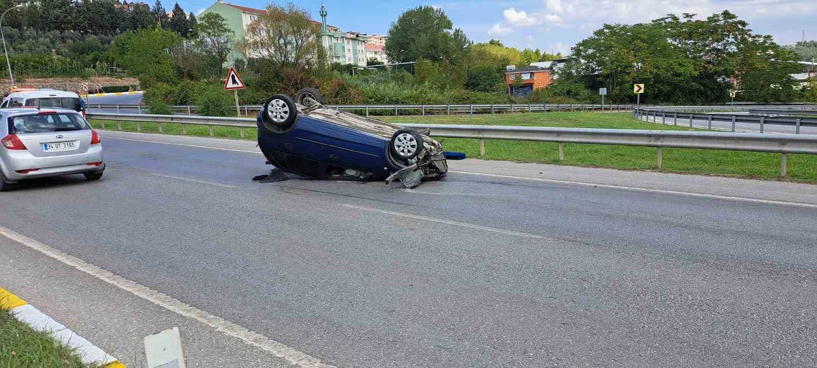 Kontrolden çıkan otomobil, bariyerlere çarparak ters döndü: 1 hafif yaralı
