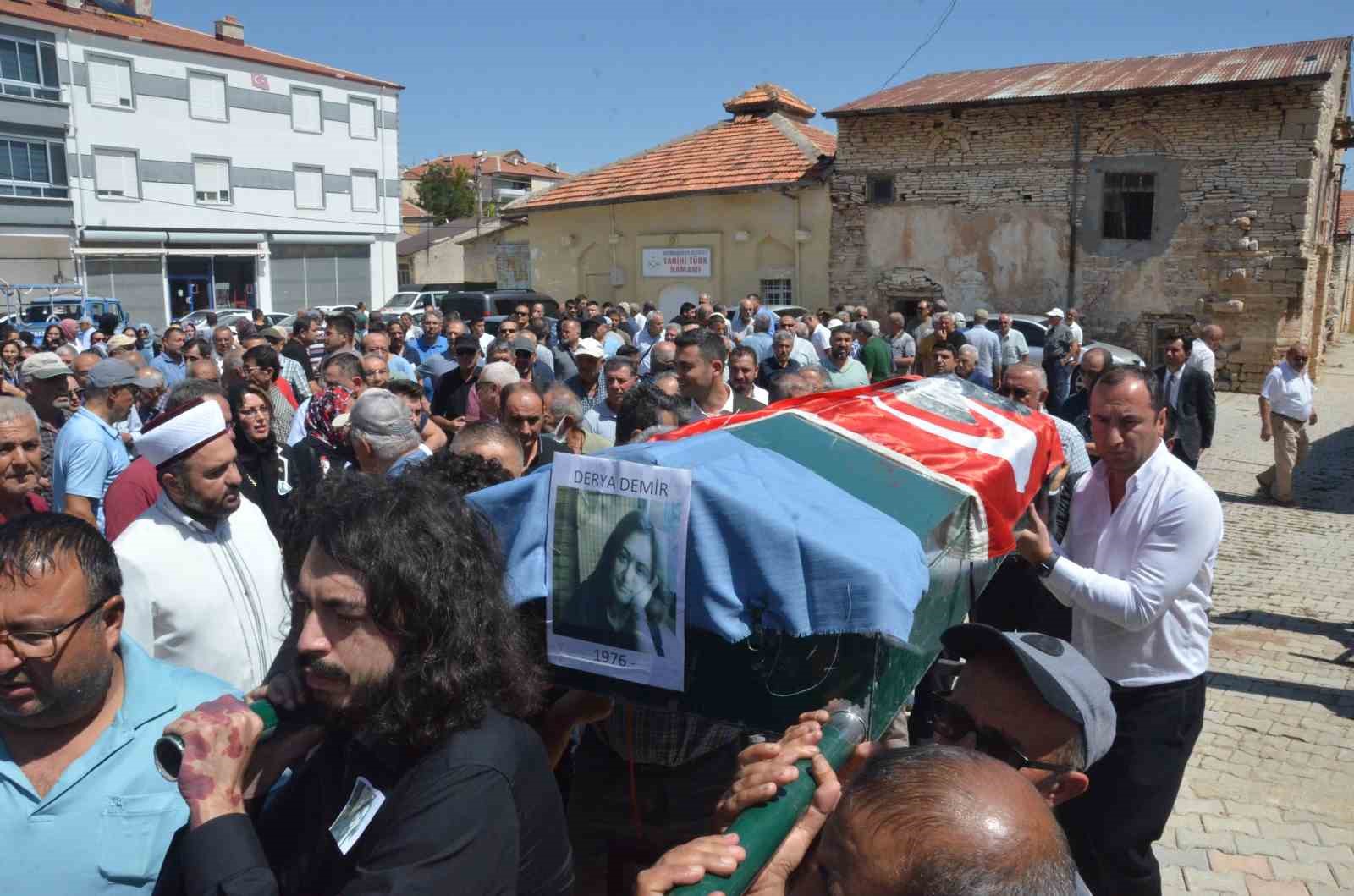 Sevgilisi tarafından öldürülen Derya öğretmen Karaman’da toprağa verildi
